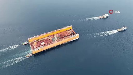 Boğaz trafiğe kapatıldı! Dev yüzer havuz ‘Dourado’ Çanakkale Boğazı’ndan geçti
