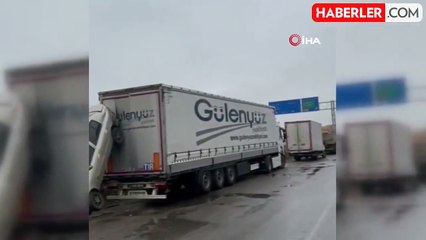 D-100'de Bariyerleri Aşan Otomobil Tırın Dorsesine Asılı Kaldı