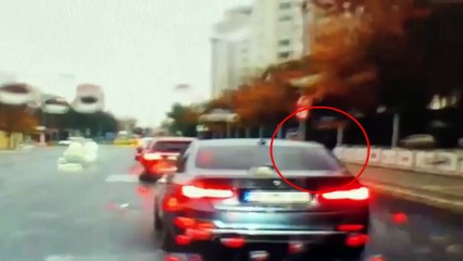 Kaldırımda yürürken araba çarptı!