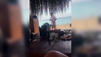 Lucas Torreira, Devrim Özkan çifti Uruguay'da minik taraftara yakalandı