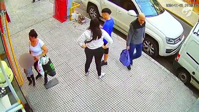 Una madre mandó a su hijo de 5 años a robar y terminó a las trompadas con la empleada del comercio
