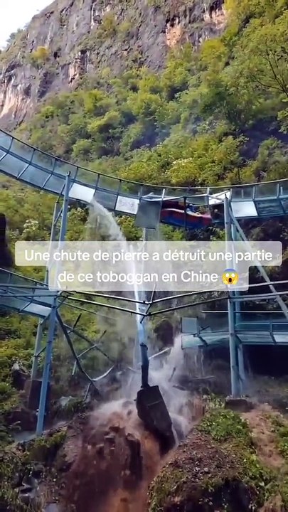Des pierre chutent sur un manège en fonctionnement