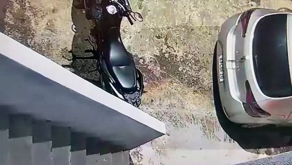Homem com roupa da Limpurb furta moto em Salvador; assista