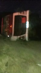 Carreta que transportava álcool tomba em rodovia na região norte; vídeo