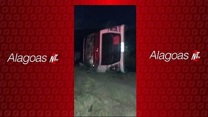 Acidente na AL-465 entre Porto Calvo e Japaratinga: carreta tomba com carga de Álcool