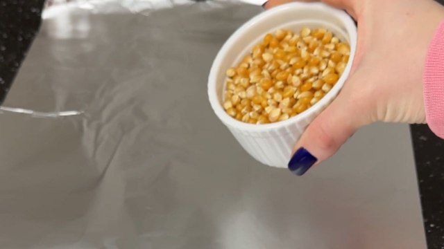 Girl wraps corn kernels in aluminum foil and makes perfect popcorns