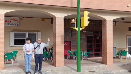 Helena y su padre, Pedro, muestran cómo funcionan los semáforos 'Passblue' de Santomera, con un sistema para facilitar el tránsito de las personas con discapacidad visual.