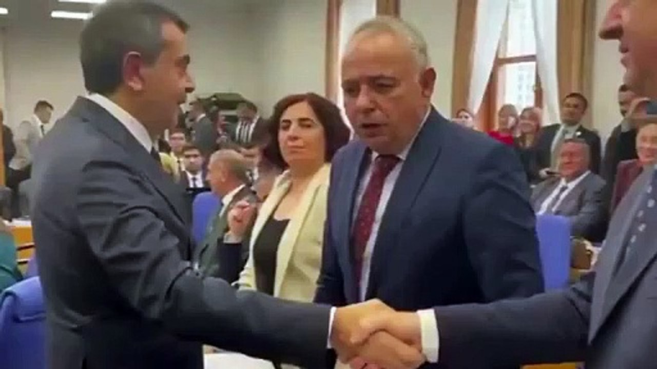 Tekin'den 'Öğrencilere kumanya' diyen CHP'lilere: Konser parasını getirin