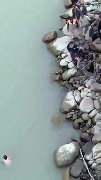 ¡Tragedia en Pakistán! Autobús con invitados de boda se hunde en el río Indo