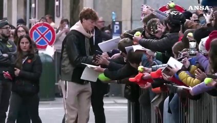 Torino, folla di tifosi per Jannik Sinner fuori dall'hotel