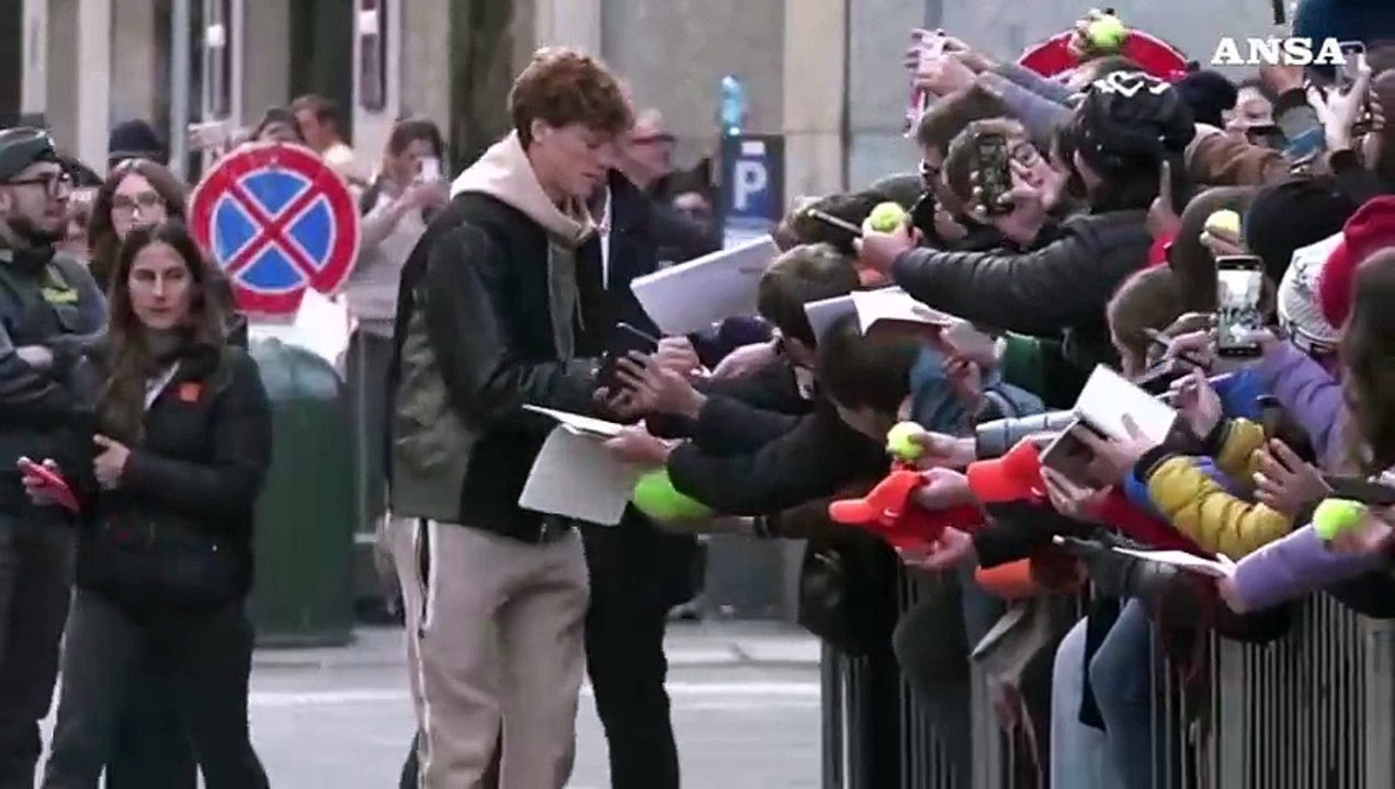 Torino, folla di tifosi per Jannik Sinner fuori dall'hotel