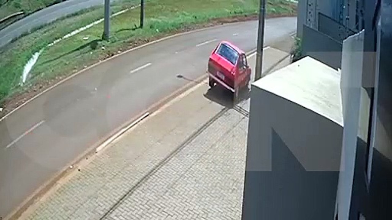 Impressionante: Carro sai da pista, bate contra poste, capota e atinge carro estacionado na BR-277