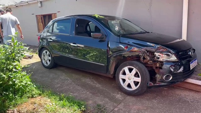 Carros se envolvem em forte colisão no Bairro Periolo e mulher fica ferida