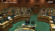 Nuova Zelanda, deputati maori protestano in aula col 'haka'