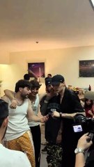 ¡Natanael Cano besa a Peso Pluma!