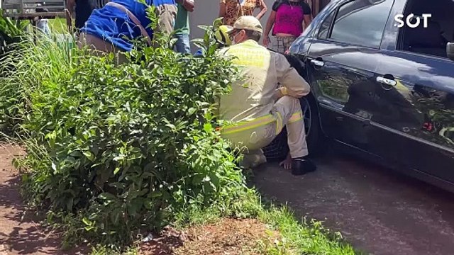 Gol invade calçada após colisão com BYD na Rua Ipanema no Bairro Periolo em Cascavel