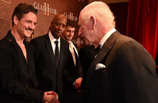 El rey Carlos se reúne con el reparto de 'Gladiator II' en el estreno mundial de la película en Londres