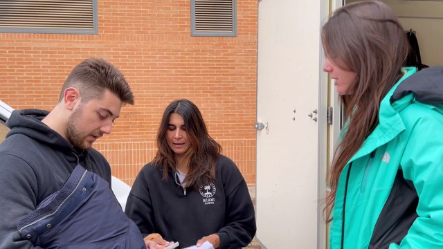 Andrea y María José, las jóvenes que apoyan a los afectados por la DANA- Esto debería hacerlo el Gobierno