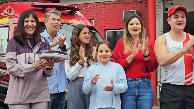 Triatleta reencontra bombeiros que o salvaram após parada cardíaca: 'Heróis'