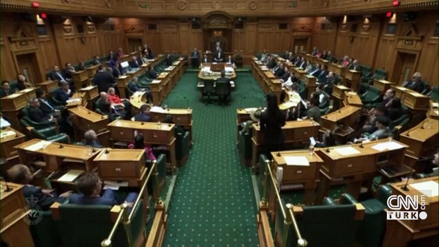 Yeni Zelanda Parlamentosu'nda ilginç görüntü! Tartışmalı yasayı Haka dansı ile protesto ettiler