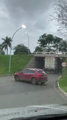 Caminhão fica entalado em tesourinha e atrapalha trânsito no final da Asa Norte