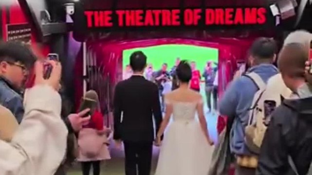 Manchester United, due tifosi si sposano allo stadio: il video