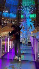 GALA VIDÉO - Vianney, invité d’honneur des Galeries Lafayette, célèbre le 130e Noël du Grand magasin