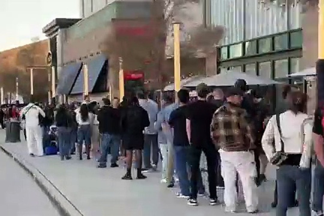 El pavillion Music Factory luce unas filas 'interminables' para el pesaje Tyson vs Paul