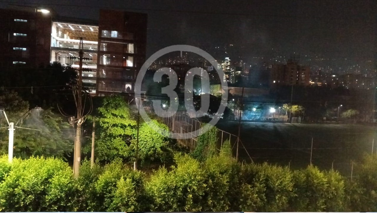 ¡El humo llega hasta el Metro! Están lanzando papas bomba en la autopista por el JIC
