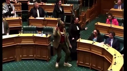 Deputados da Nova Zelândia dançam 'haka' em protesto contra projeto de lei