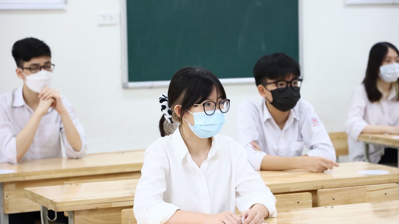 Xem xét thời gian công bố môn thứ ba thi lớp 10