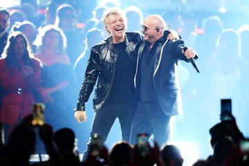 Bon Jovi y Pitbull por fin presentaron su Now or never que es un tributo a It's my life en los Latin Grammy