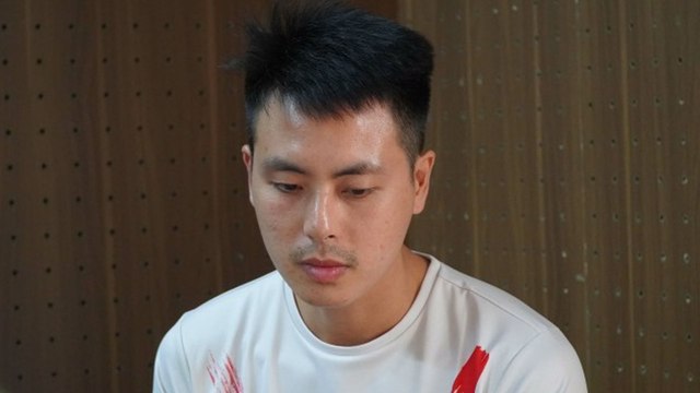 Chạy trốn cảnh sát, xe bán tải đâm hàng loạt ô tô