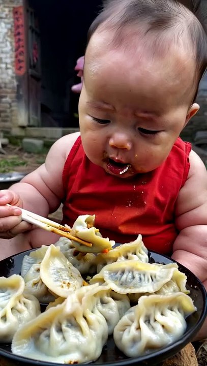 Cute baby eating viral video 🤣🤣🤣