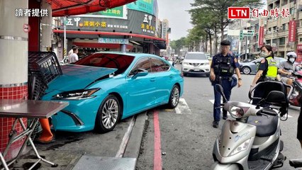 高雄3車連環撞   Lexus轎車撞進自助餐店1傷送醫（讀者提供）