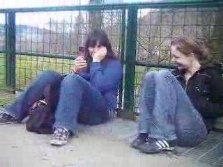 Claire qui pisse dans son froque & les belles joues de Laure