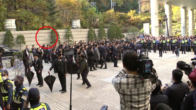 이재명 대표 향해 신발 던진 남성 현행범 체포 / YTN