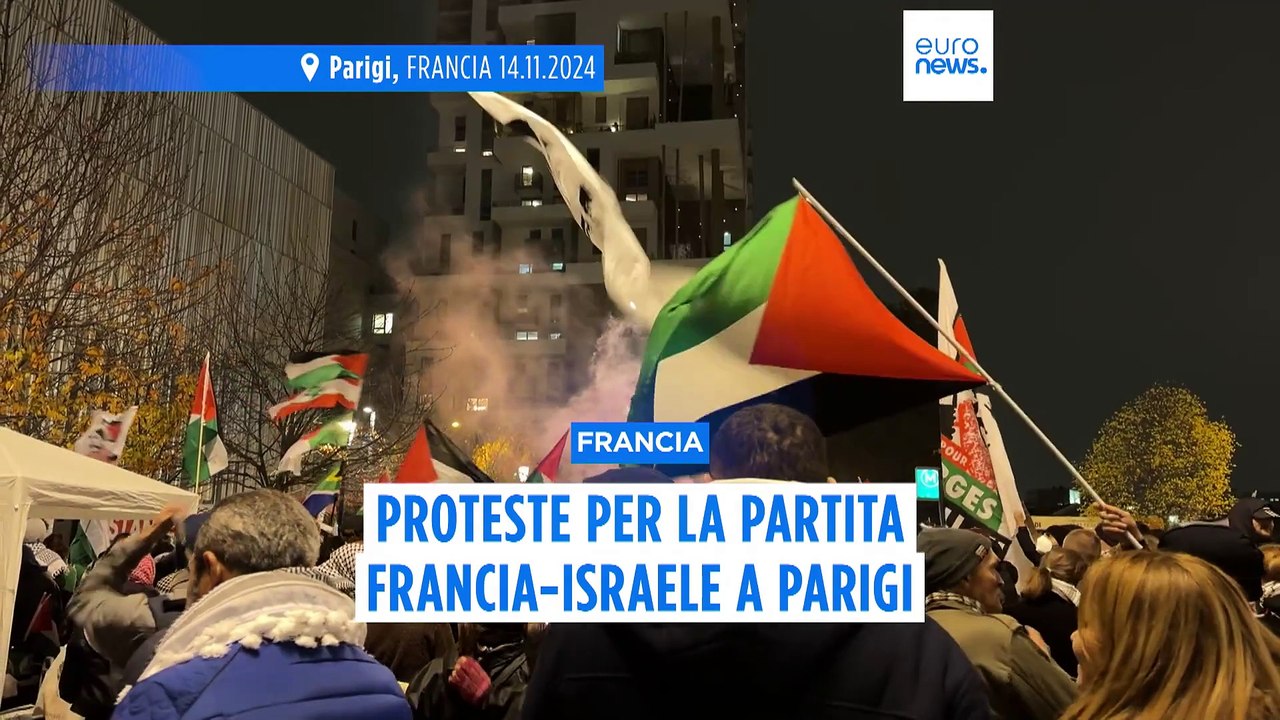Centinaia di persone protestano contro la partita di calcio Francia-Israele a Parigi
