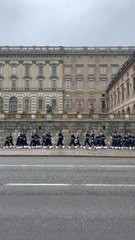 DÉFILÉ de la garde devant le Palaid Royal de Stockholm
