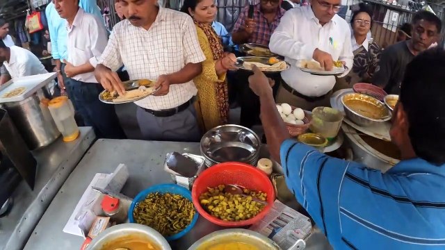 INDIAN Street FOOD _ Serf 30 Rs. Mai VEG Thali 3 Sabji + 4 Roti Cheapest Street Food