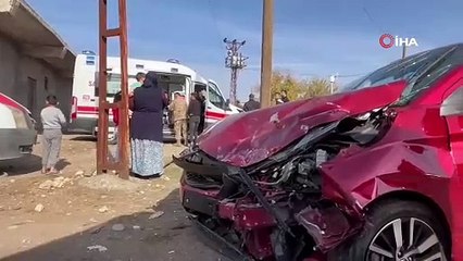 Diyarbakır'da içinde taziyeye giden ailenin olduğu rehabilitasyon servisi ile otomobil çarpıştı.     Kazada 4'ü çocuk 13 kişi yaralandı.