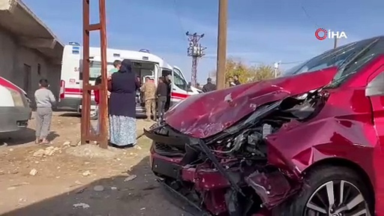 Diyarbakır'da içinde taziyeye giden ailenin olduğu rehabilitasyon servisi ile otomobil çarpıştı.     Kazada 4'ü çocuk 13 kişi yaralandı.