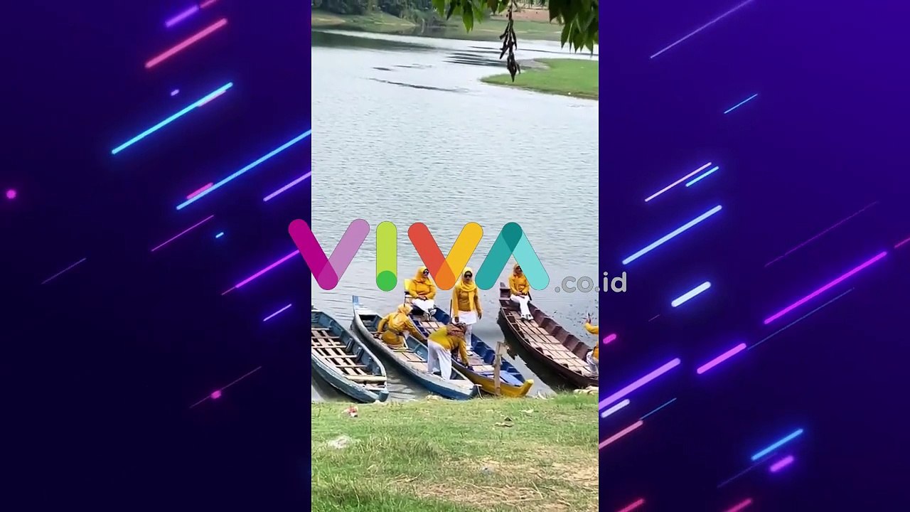Kocak! Seorang Ibu-ibu Lakukan Atraksi di Perahu Kayu