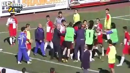 L'allenatore abruzzese D'Angelo colpisce un avversario e si dimette