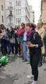Una dona protesta a l'exterior de les Corts, abans de la compareixença de Mazón