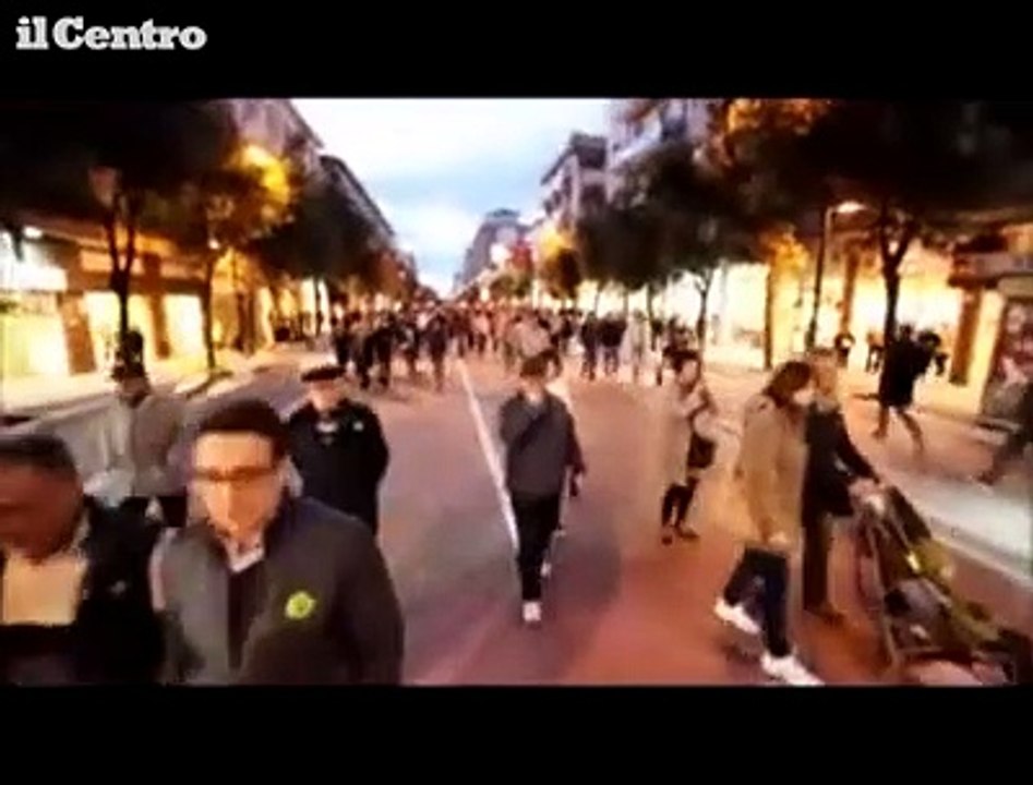 Pescara, centinaia in corteo per "salvare" corso Vittorio pedonale