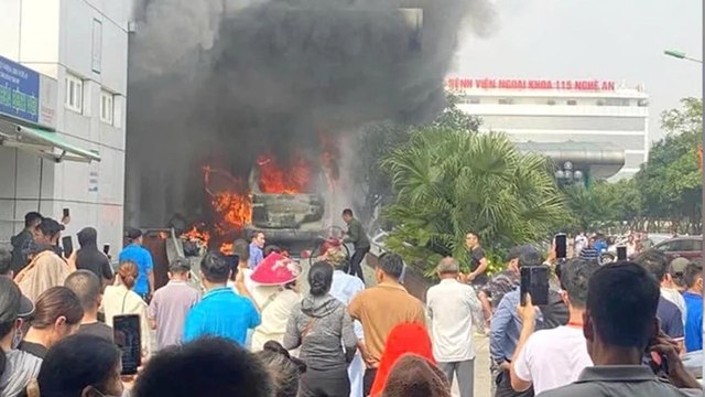 Nghệ An: Xe cứu thương bất ngờ bốc cháy ngùn ngụt trước phòng cấp cứu bệnh viện
