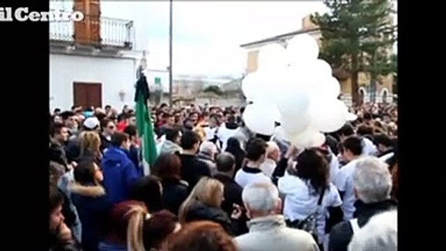 Muore a 18 anni sullo scooter, in centinaia ad Alanno per l'ultimo saluto a Michael