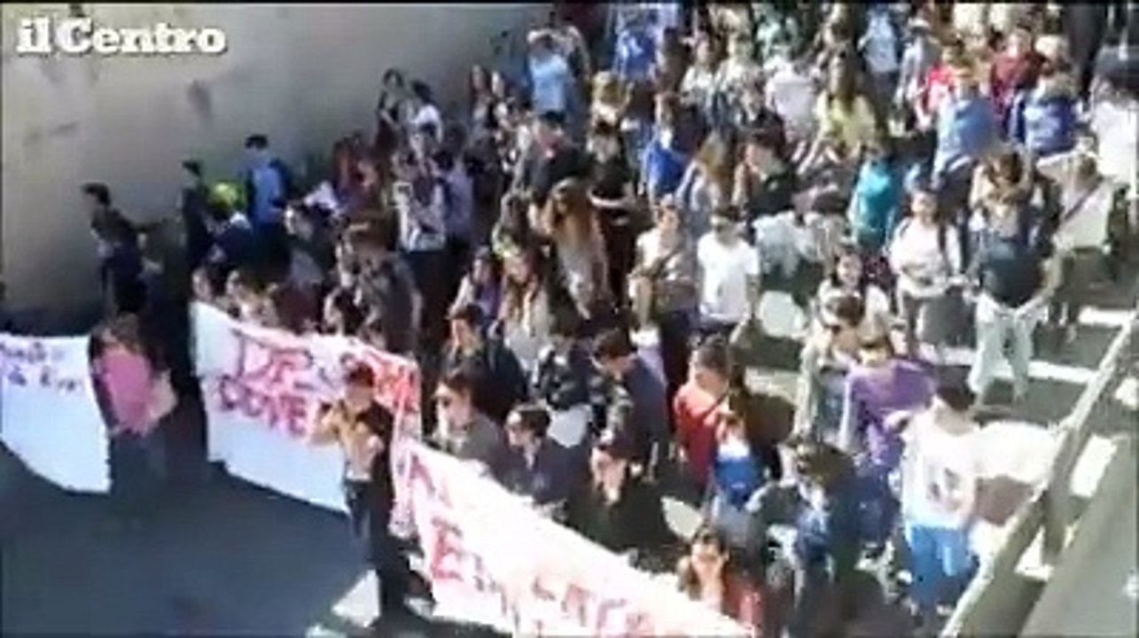 Avezzano, 1.500 studenti in piazza: ridateci il liceo Pollione