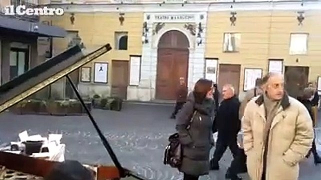 Chieti, il pianista fuori posto suona davanti al Marrucino